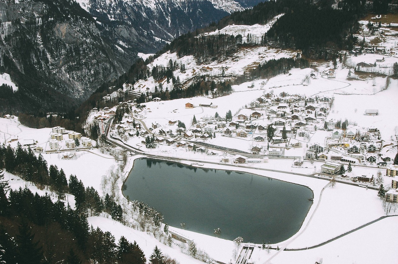 冬天冰雪旅游概念股，冷資源中的熱機遇探索